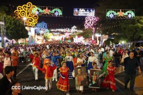 Jóvenes nicaragüenses rinden homenaje a Simón Bolívar con caminata y concierto en Managua