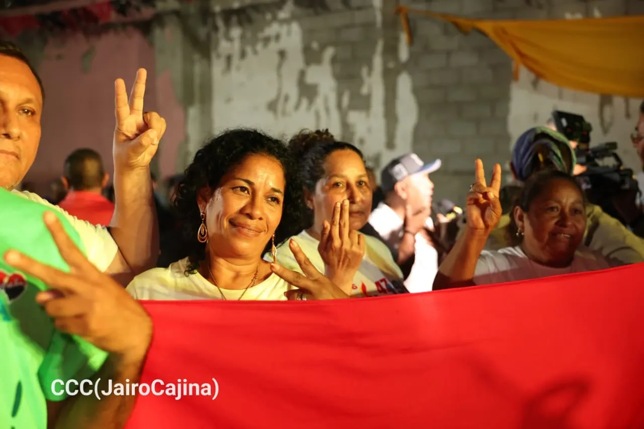 Familias protagonizan vigilias por el 47.° aniversario de la Revolución