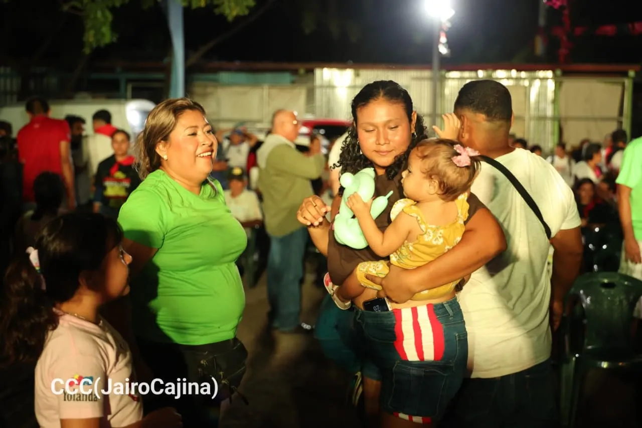 Familias protagonizan vigilias por el 47.° aniversario de la Revolución