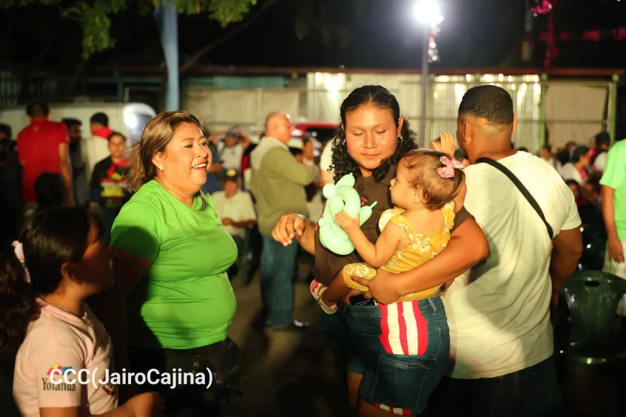 Familias protagonizan vigilias por el 47.° aniversario de la Revolución
