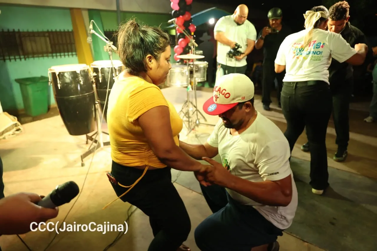 Familias protagonizan vigilias por el 47.° aniversario de la Revolución