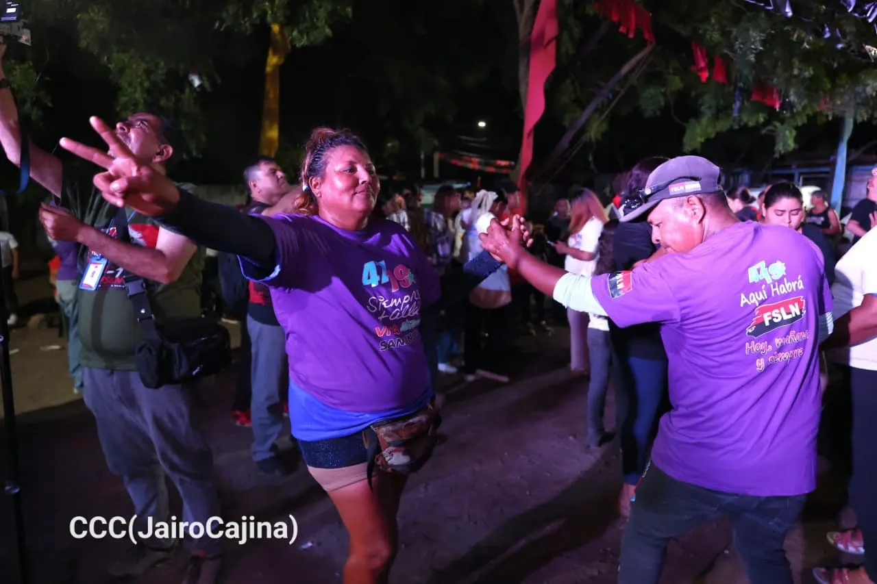 Familias protagonizan vigilias por el 47.° aniversario de la Revolución