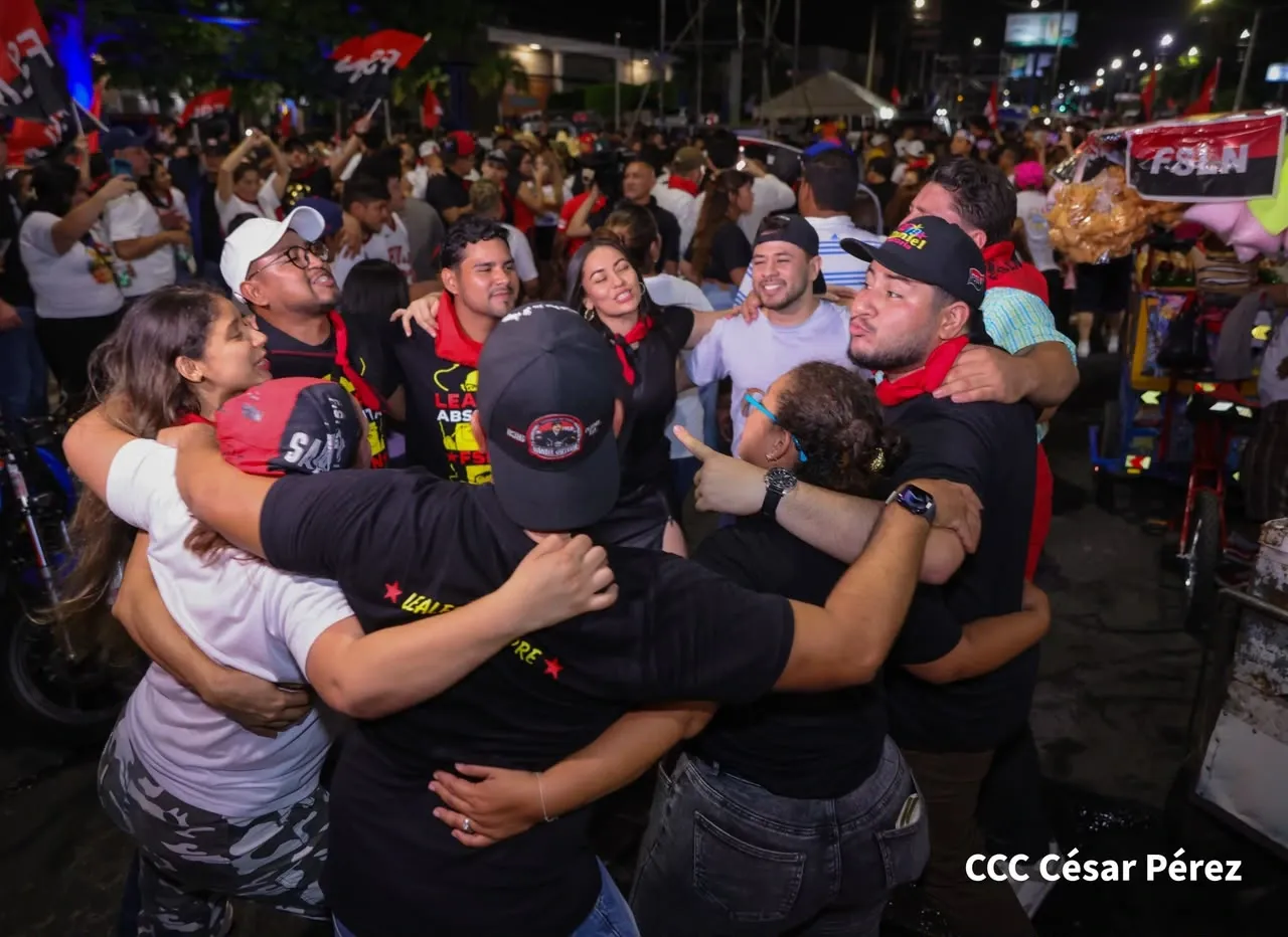 Familias protagonizan vigilias por el 47.° aniversario de la Revolución