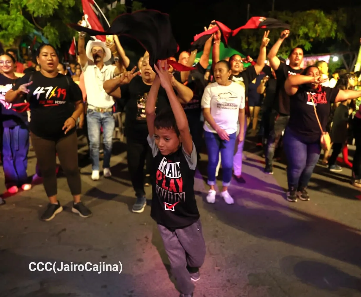 Familias protagonizan vigilias por el 47.° aniversario de la Revolución