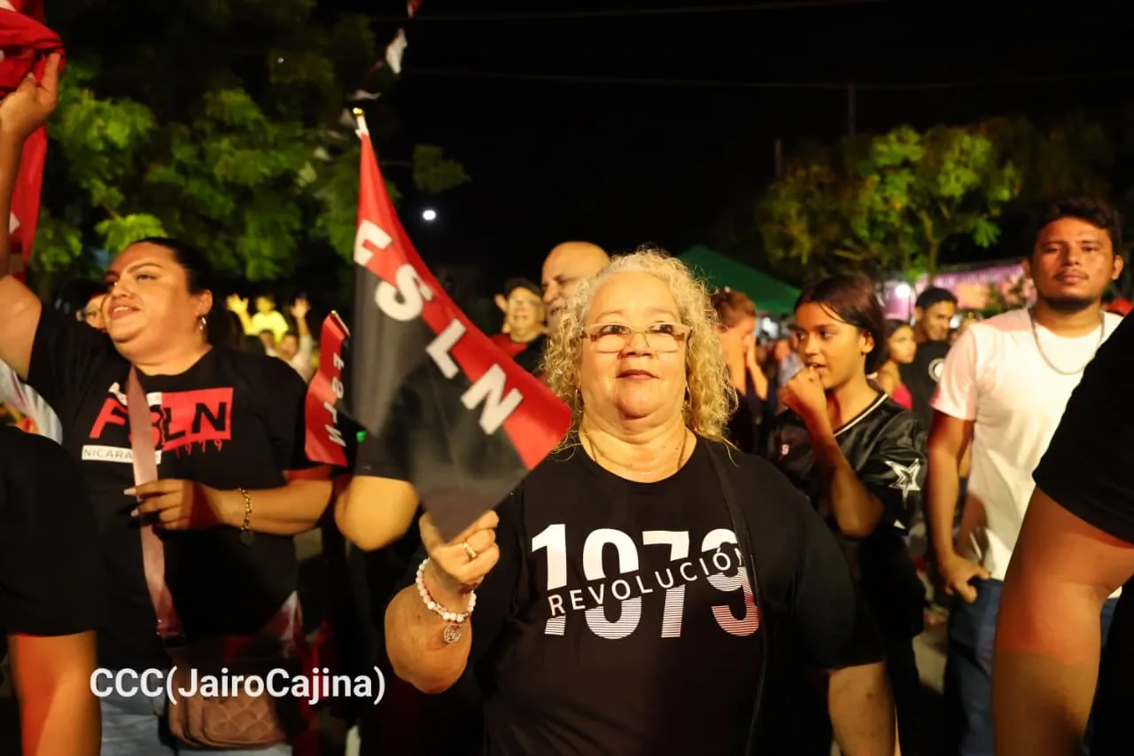 Familias protagonizan vigilias por el 47.° aniversario de la Revolución