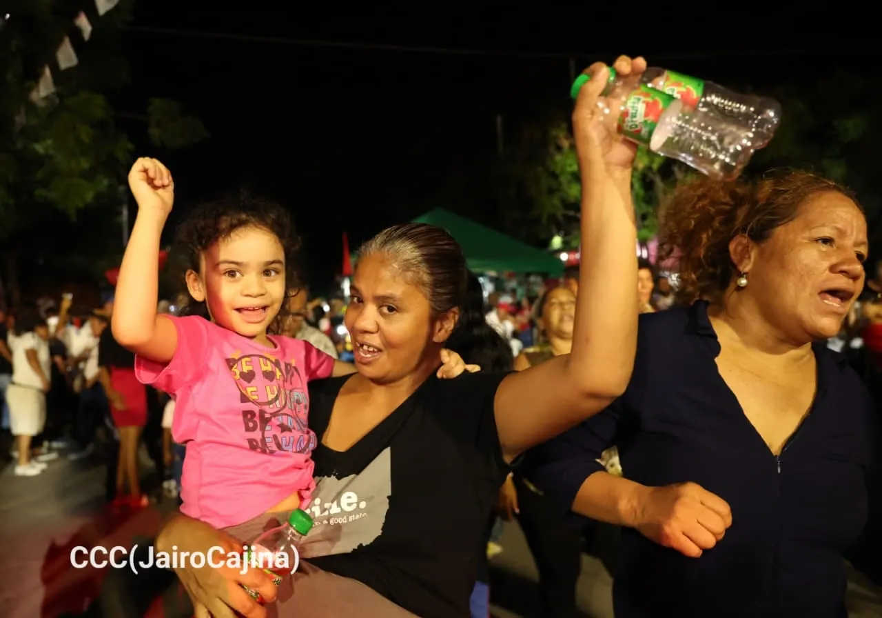 Familias protagonizan vigilias por el 47.° aniversario de la Revolución