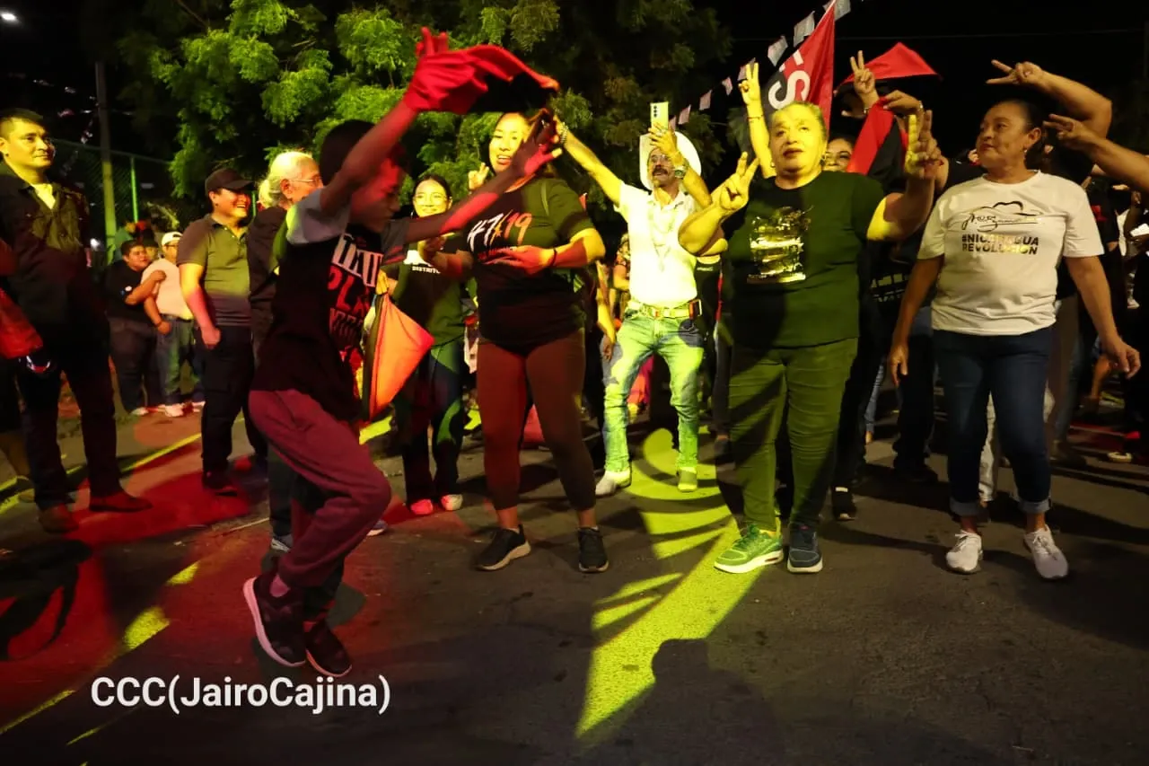 Familias protagonizan vigilias por el 47.° aniversario de la Revolución