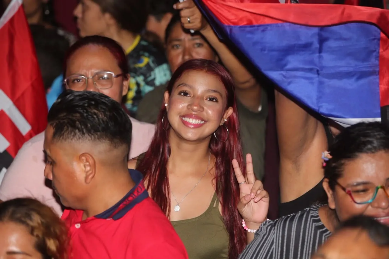 Familias protagonizan vigilias por el 47.° aniversario de la Revolución