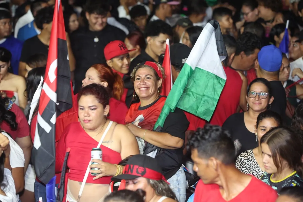 Familias protagonizan vigilias por el 47.° aniversario de la Revolución