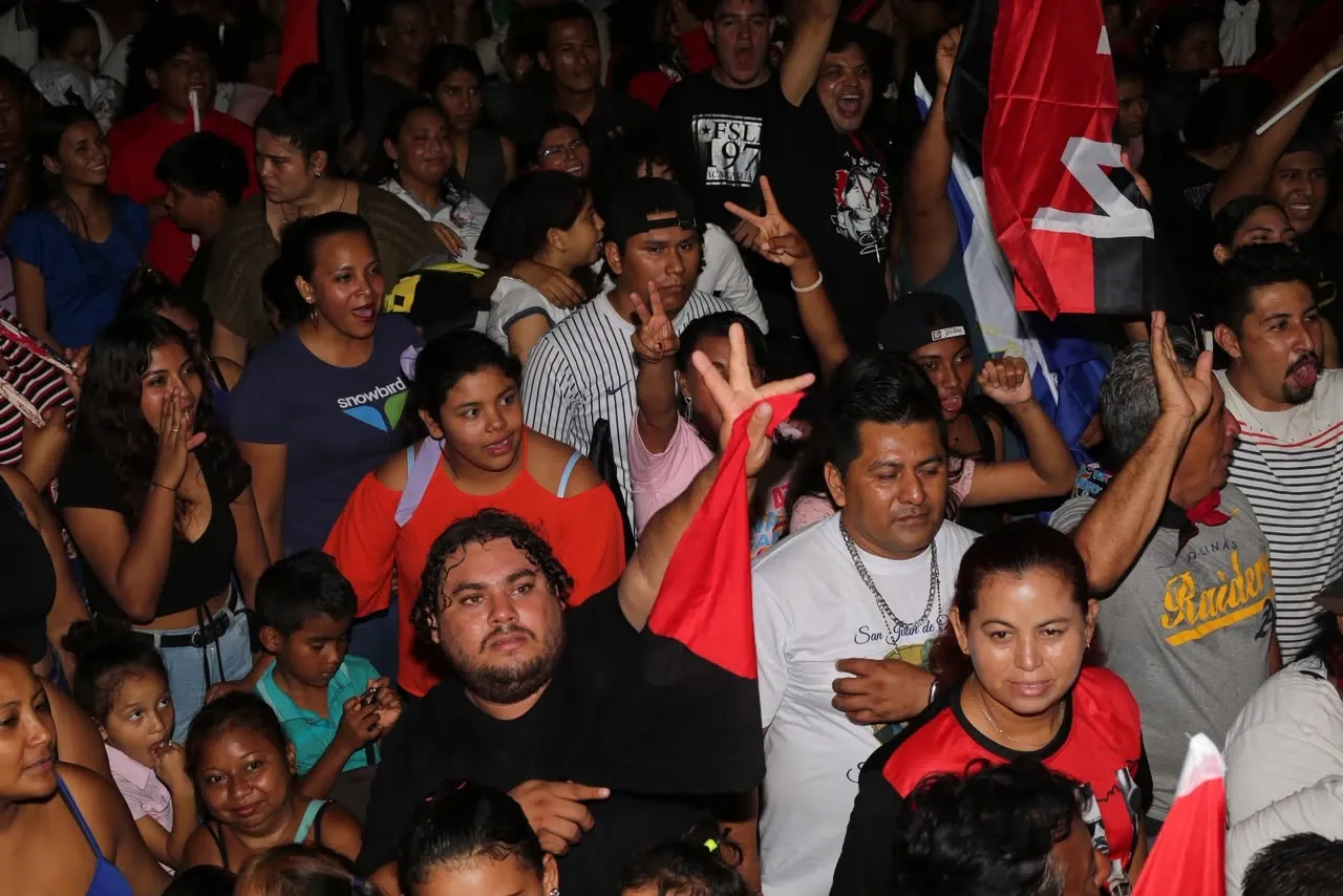 Familias protagonizan vigilias por el 47.° aniversario de la Revolución
