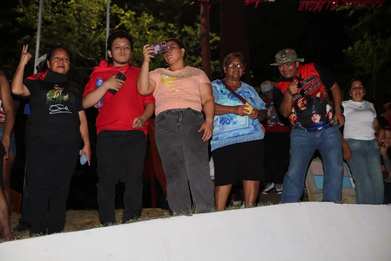 Familias protagonizan vigilias por el 47.° aniversario de la Revolución