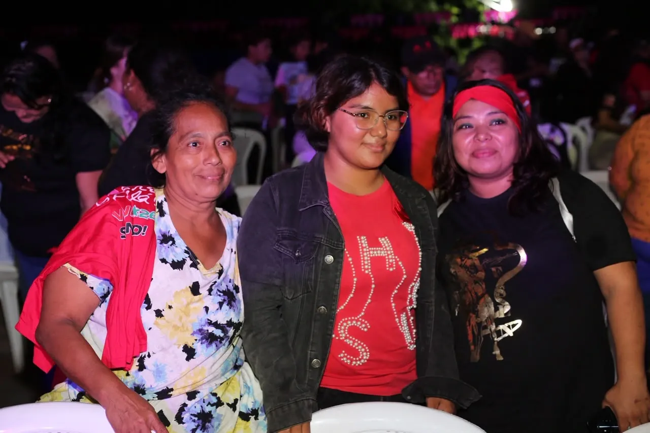 Familias protagonizan vigilias por el 47.° aniversario de la Revolución