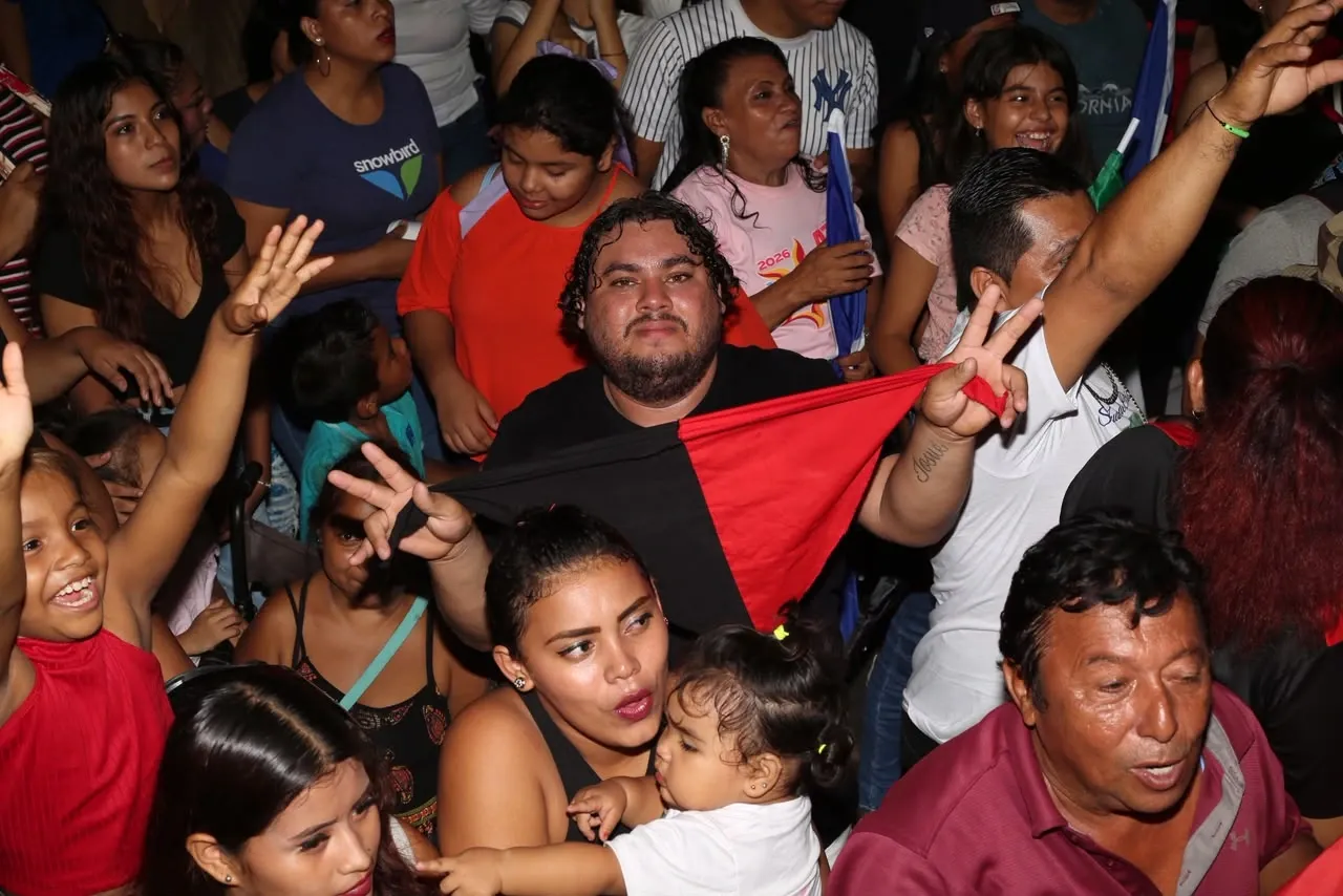 Familias protagonizan vigilias por el 47.° aniversario de la Revolución