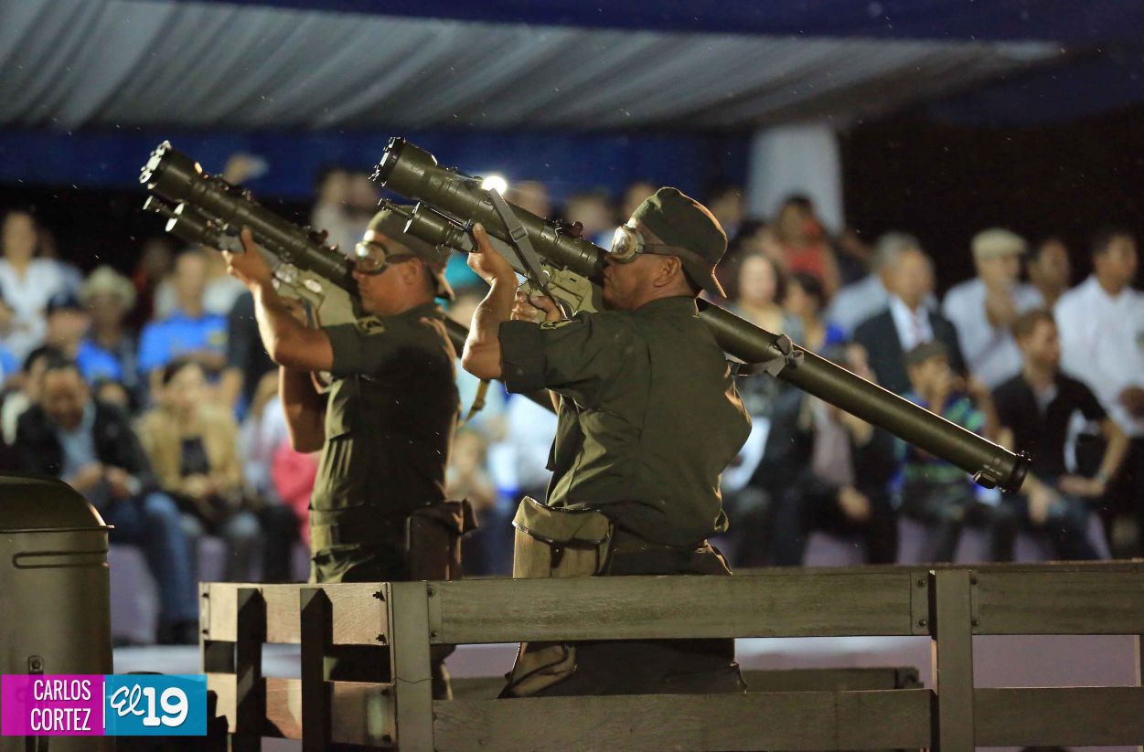 Comandante Daniel preside Desfile Militar en honor al 35 Aniversario del Ejército