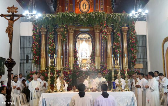 Nicaragüenses desbordados en fe y fervor en tradicional Lavada de la Plata
