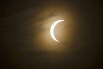 Eclipse solar es visible en parte del hemisferio norte