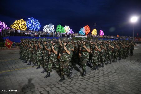 Desfile militar Pueblo-Ejército en Plaza de la Fé "Juan Pablo II"