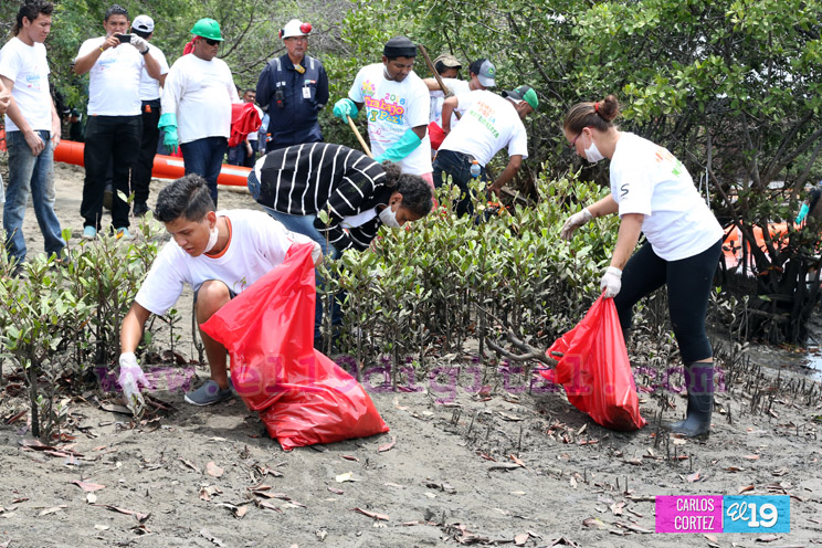 J&oacute;venes ambientalistas brindan amor a la Madre Naturaleza con jornada de limpieza en Puerto Sandino