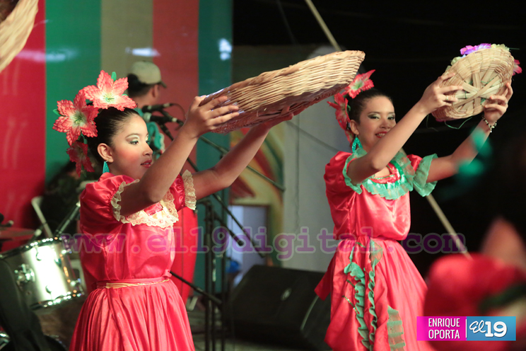 Bailes y cantos en Feria de la Econom&iacute;a Familiar