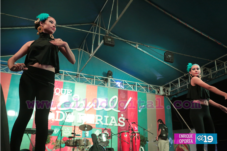 Bailes y cantos en Feria de la Econom&iacute;a Familiar