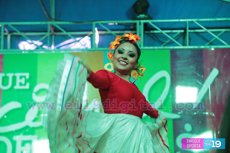 Bailes y cantos en Feria de la Econom&iacute;a Familiar