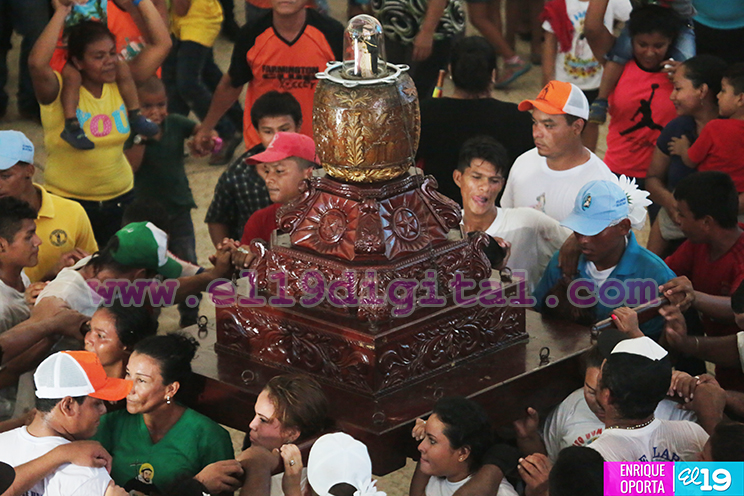 Devotos visten a Santo Domingo de Guzmán