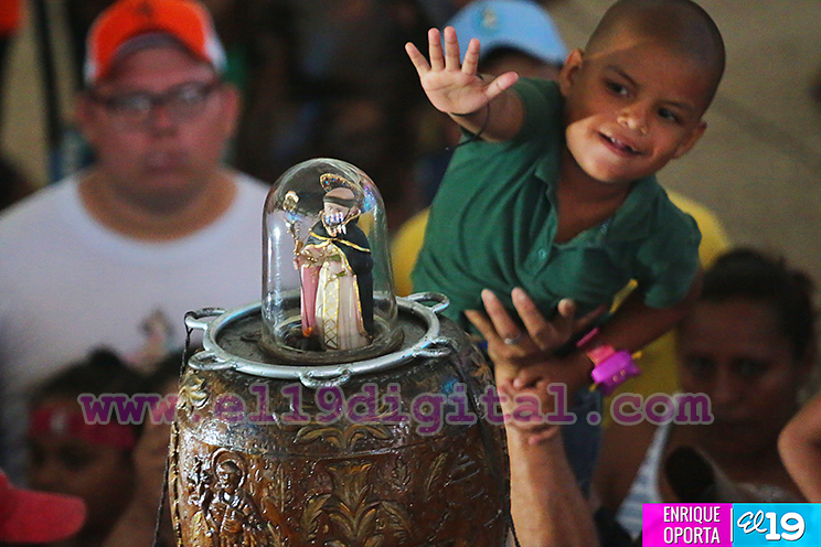 Devotos visten a Santo Domingo de Guzmán