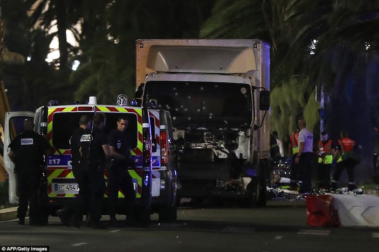Decenas de muertas por atentado en Niza, Francia