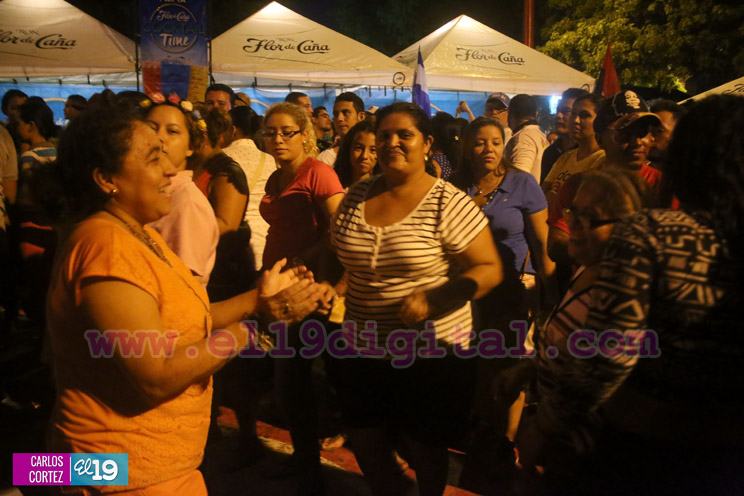 Familias celebran alegres vigilias en v&iacute;spera del 19 de Julio