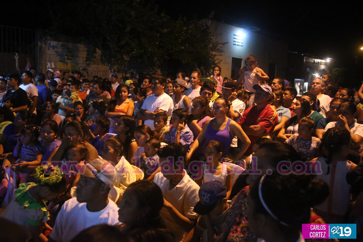 Familias celebran alegres vigilias en v&iacute;spera del 19 de Julio