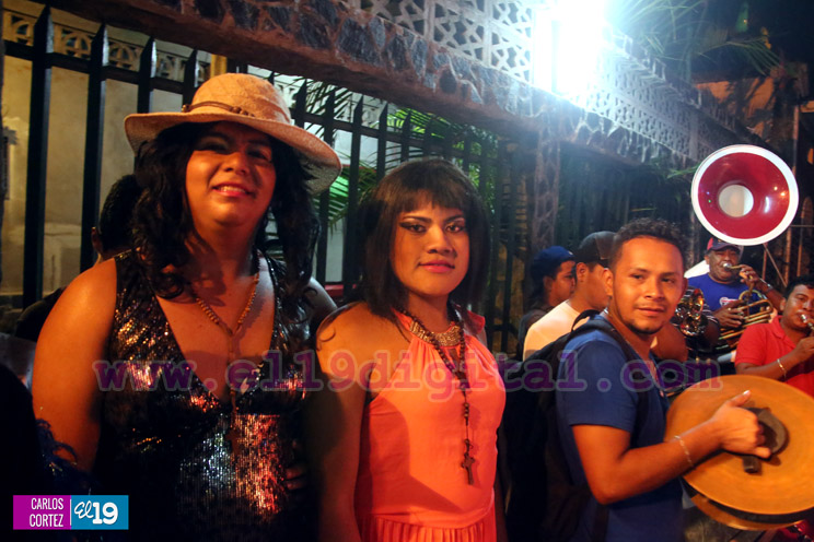 Familias celebran alegres vigilias en v&iacute;spera del 19 de Julio