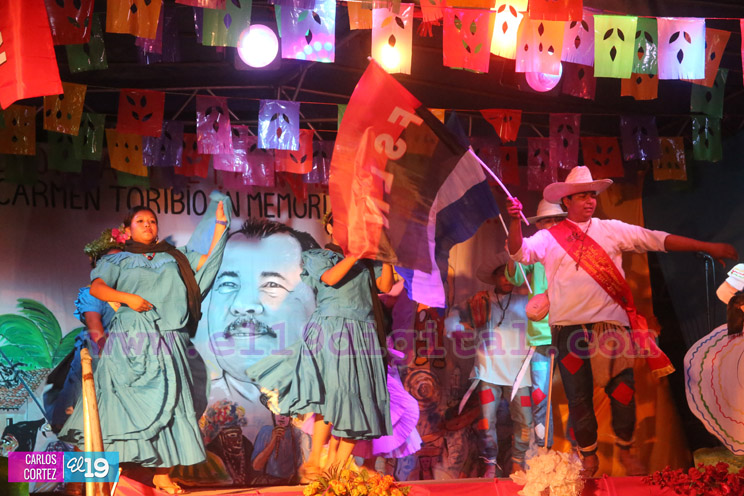 Familias celebran alegres vigilias en v&iacute;spera del 19 de Julio