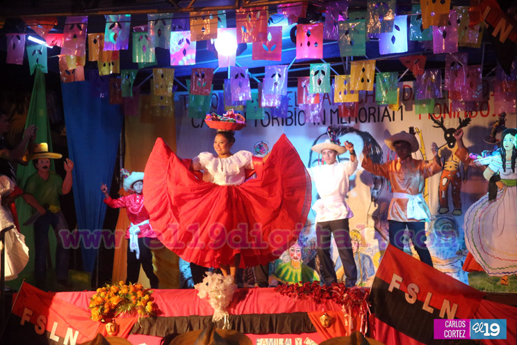 Familias celebran alegres vigilias en v&iacute;spera del 19 de Julio