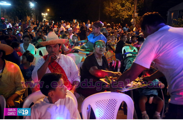 Familias celebran alegres vigilias en v&iacute;spera del 19 de Julio