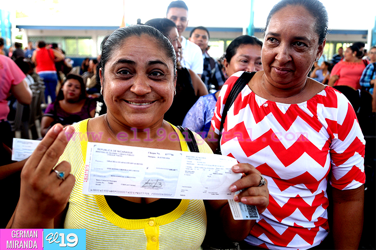 Gobierno Sandinista entrega bono a miles de maestros del pa&iacute;s
