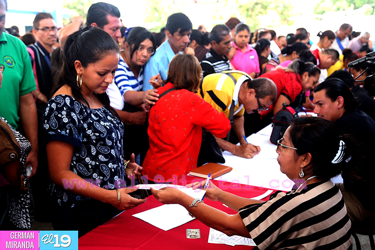 Gobierno Sandinista entrega bono a miles de maestros del pa&iacute;s