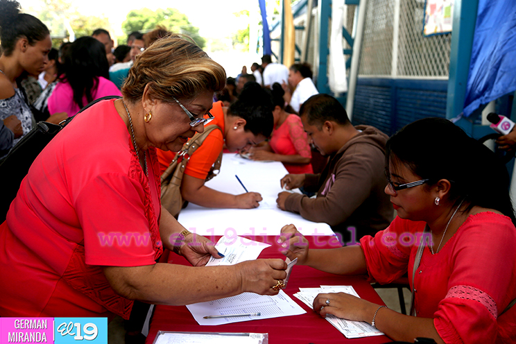 Gobierno Sandinista entrega bono a miles de maestros del pa&iacute;s