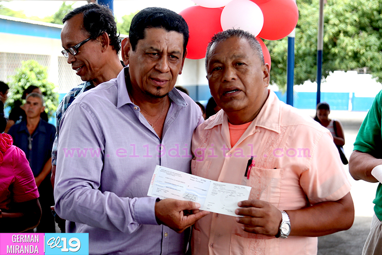 Gobierno Sandinista entrega bono a miles de maestros del pa&iacute;s