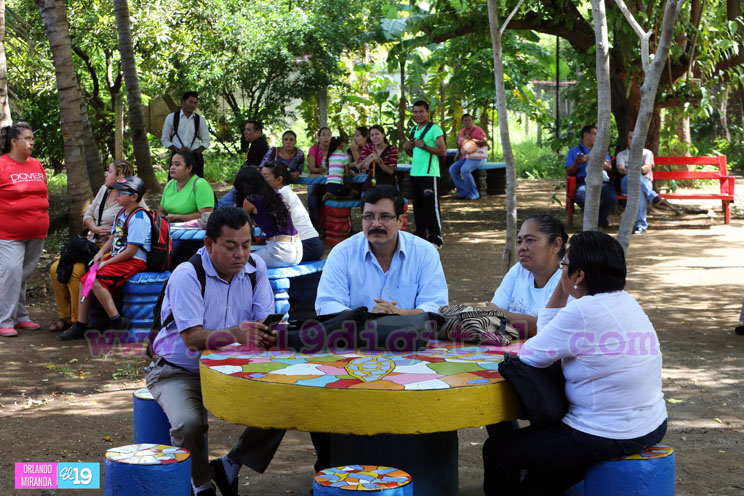 Maestros reciben bono en celebración de su día