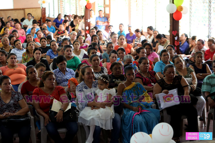 Maestros reciben bono en celebración de su día