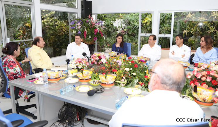 Daniel y Rosario con presidente de Honduras, Juan Orlando Hern&aacute;ndez