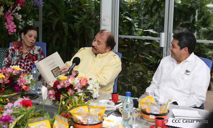 Daniel y Rosario con presidente de Honduras, Juan Orlando Hern&aacute;ndez