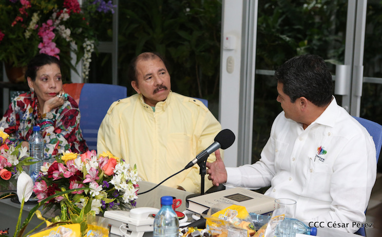 Daniel y Rosario con presidente de Honduras, Juan Orlando Hern&aacute;ndez