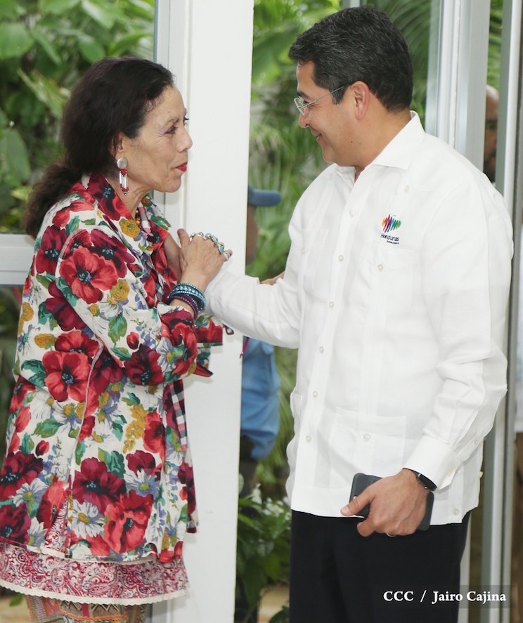 Daniel y Rosario con presidente de Honduras, Juan Orlando Hern&aacute;ndez