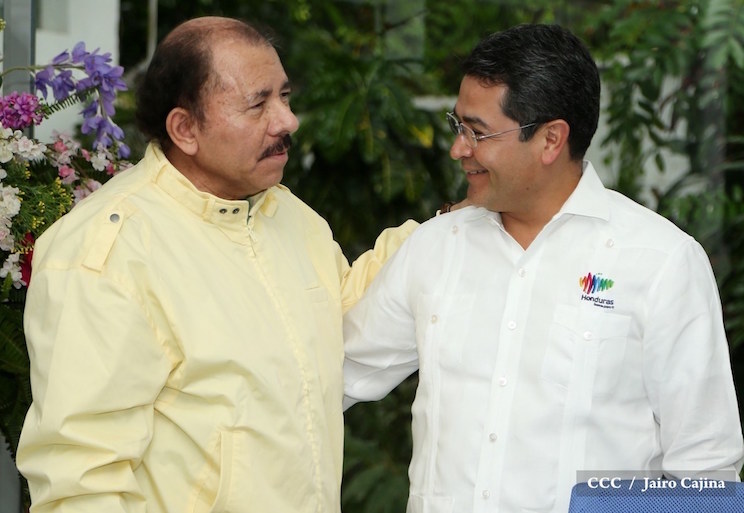 Daniel y Rosario con presidente de Honduras, Juan Orlando Hern&aacute;ndez