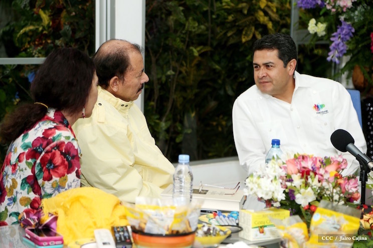 Daniel y Rosario con presidente de Honduras, Juan Orlando Hern&aacute;ndez