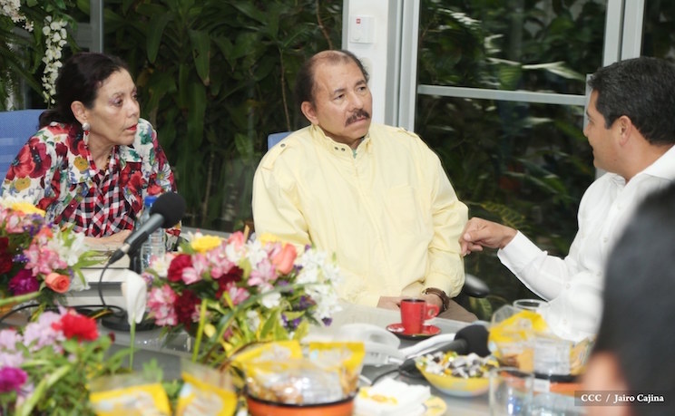 Daniel y Rosario con presidente de Honduras, Juan Orlando Hern&aacute;ndez