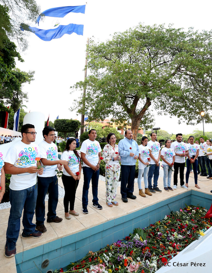Daniel y Rosario rinden homenaje al Comandante Carlos Fonseca en su 80 Natalicio