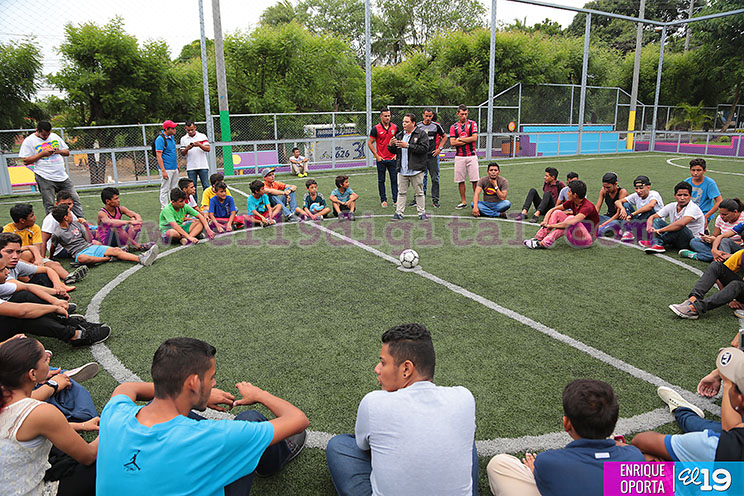 Miembros Club Deportivo Walter Ferreti imparten charla motivacional a jóvenes nicaragüenses