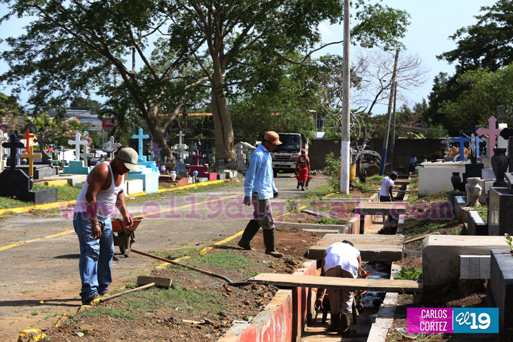 Alcaldía de Managua limpia cementerios de cara al Día de las Madres